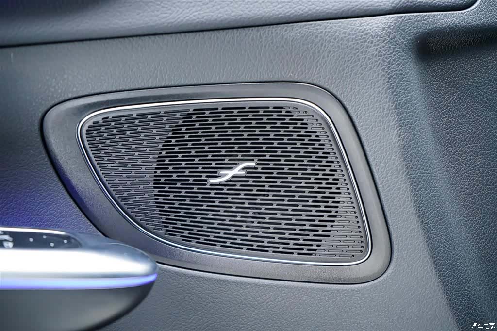 Mercedes-Benz C-Class, 2023 16