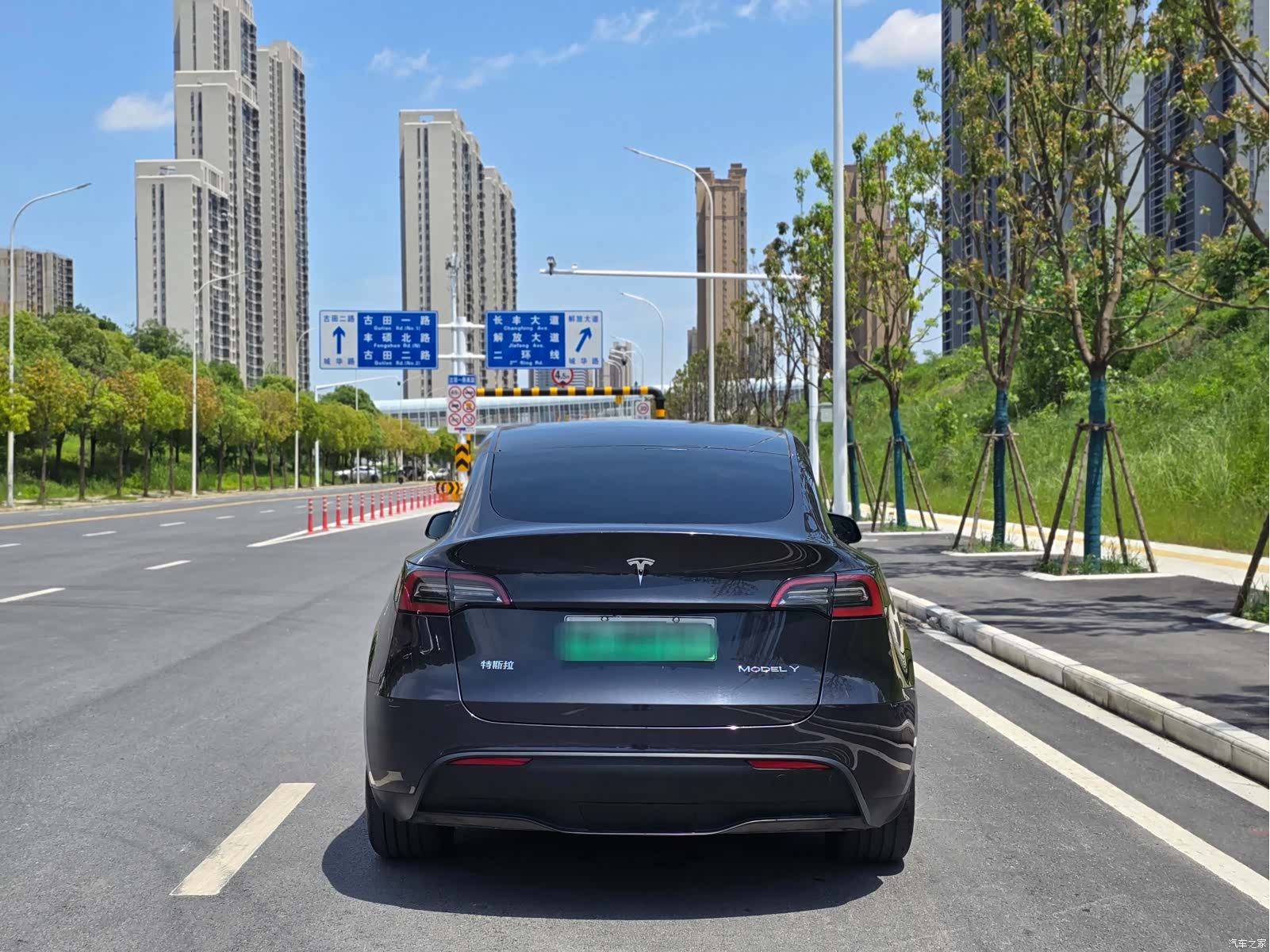 Tesla Model Y, 2024 9