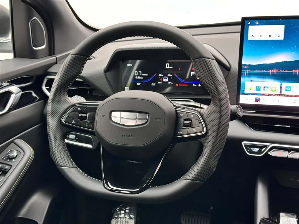 Geely Coolray, 2025 12