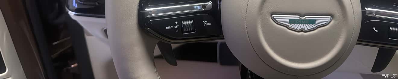 Aston Martin DBX, 2025 18