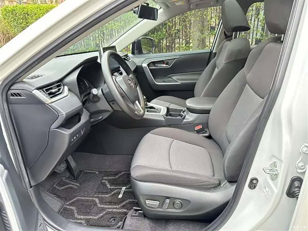 Toyota RAV4, 2023 7