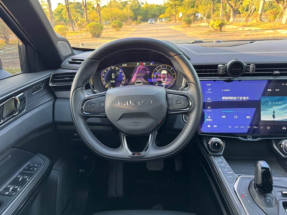 Lynk & Co 01
