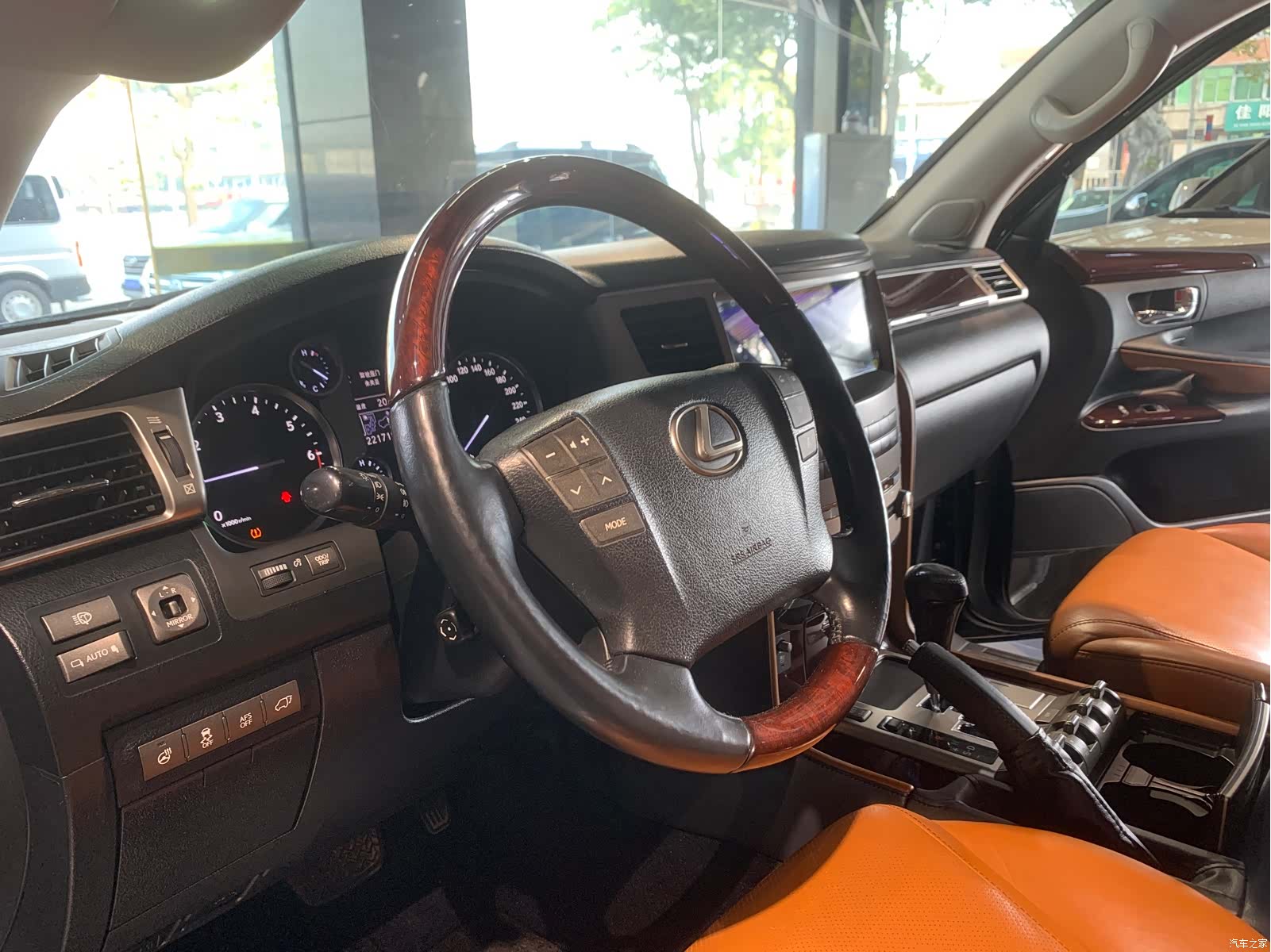 Lexus LX, 2013 13