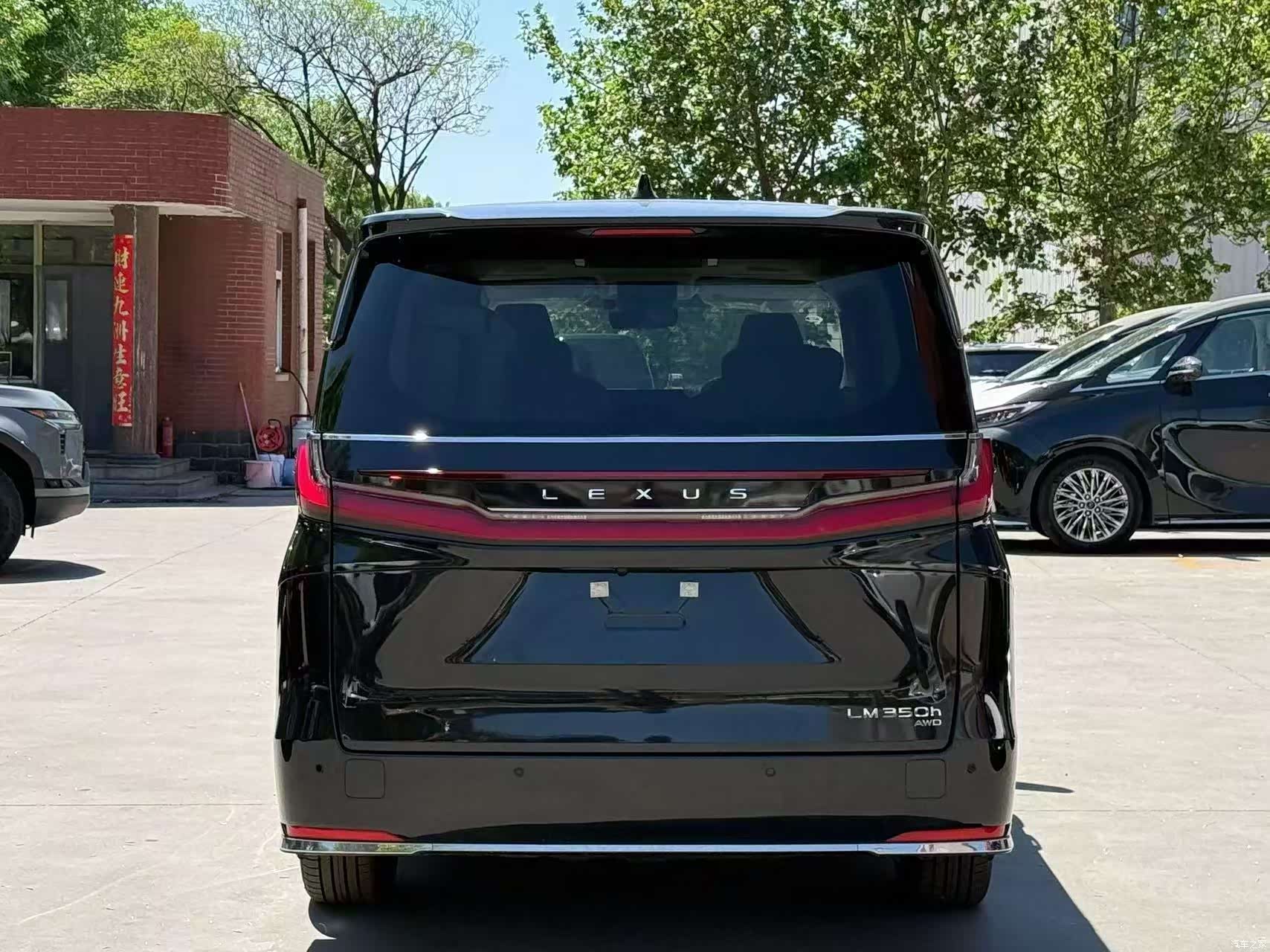 Lexus LM, 2025 7