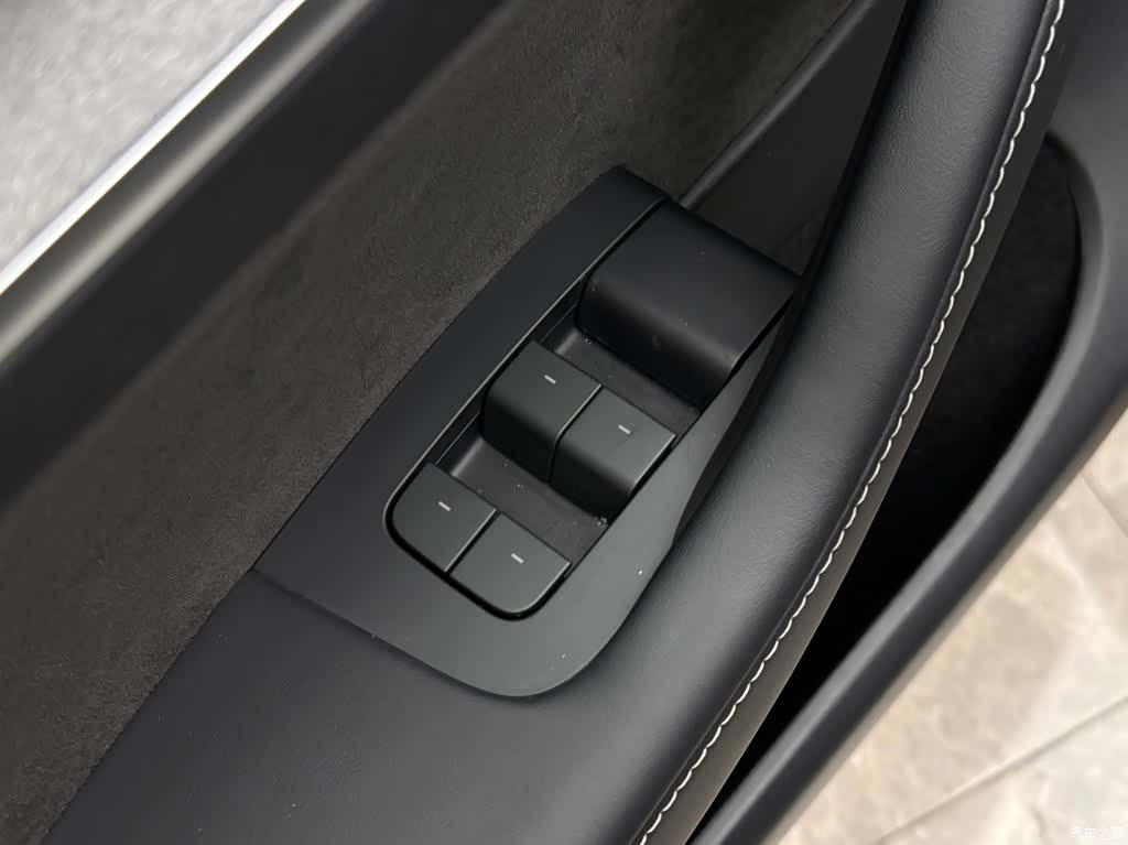 Tesla Model Y, 2023 16
