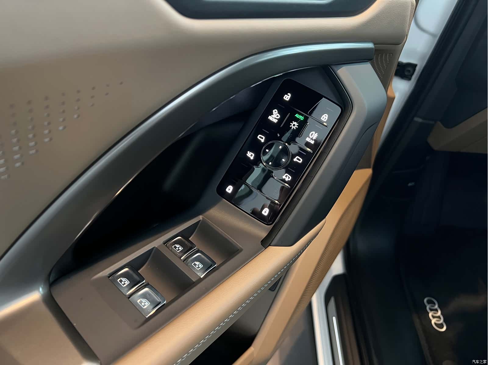 Audi Q5L, 2025 11