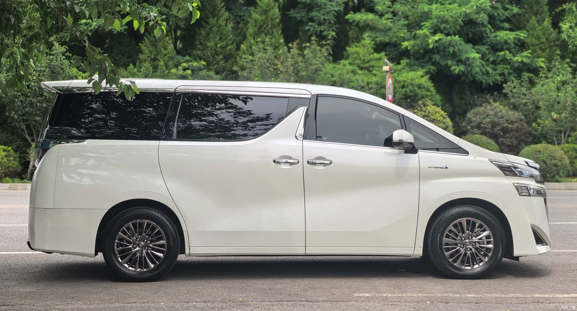 Toyota Vellfire, 2021 3