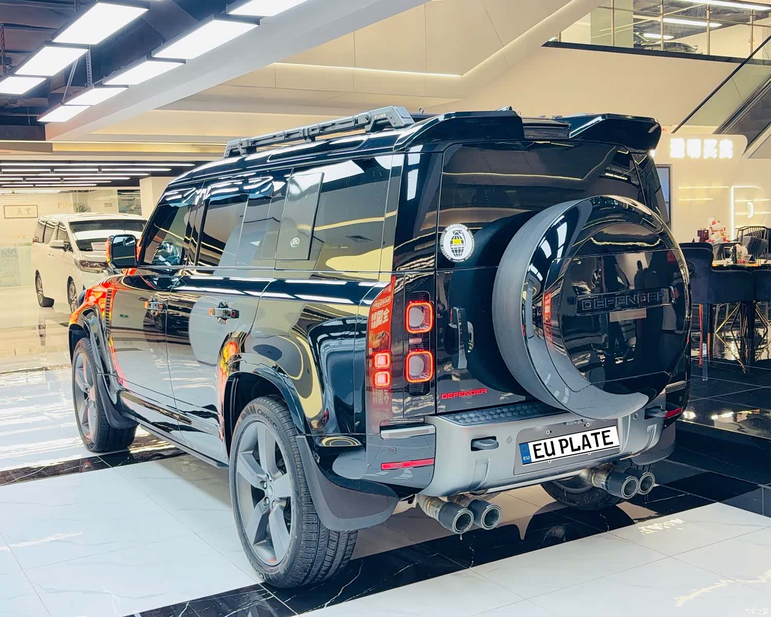 Land Rover Defender, 2023 3