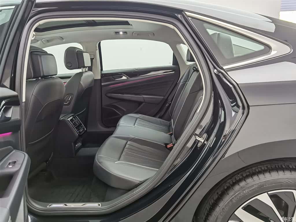Volkswagen Passat, 2023 15
