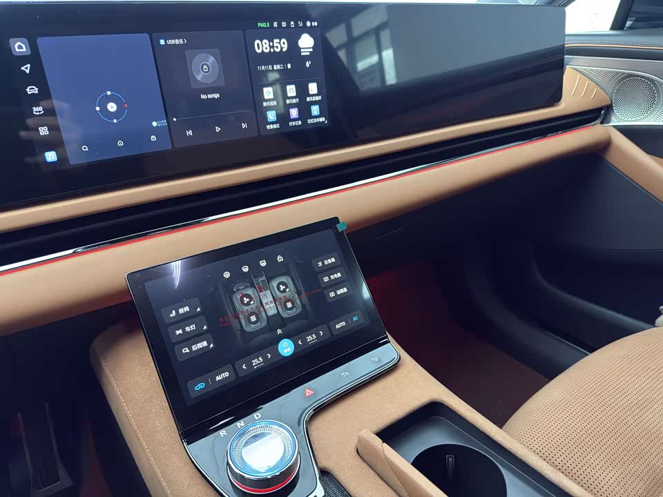 VOYAH Lantu chasing light