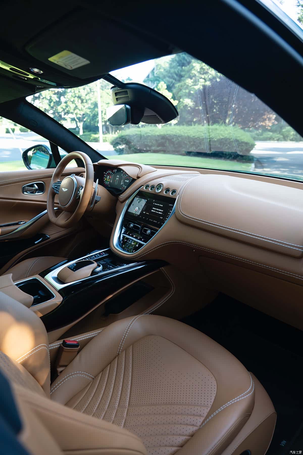 Aston Martin DBX, 2023 19