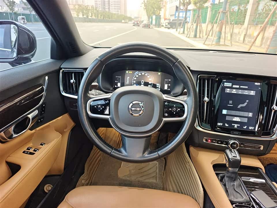 Volvo S90