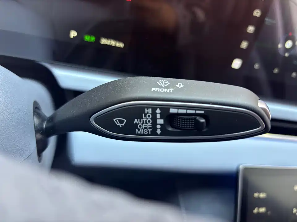 VOYAH Lantu chasing light