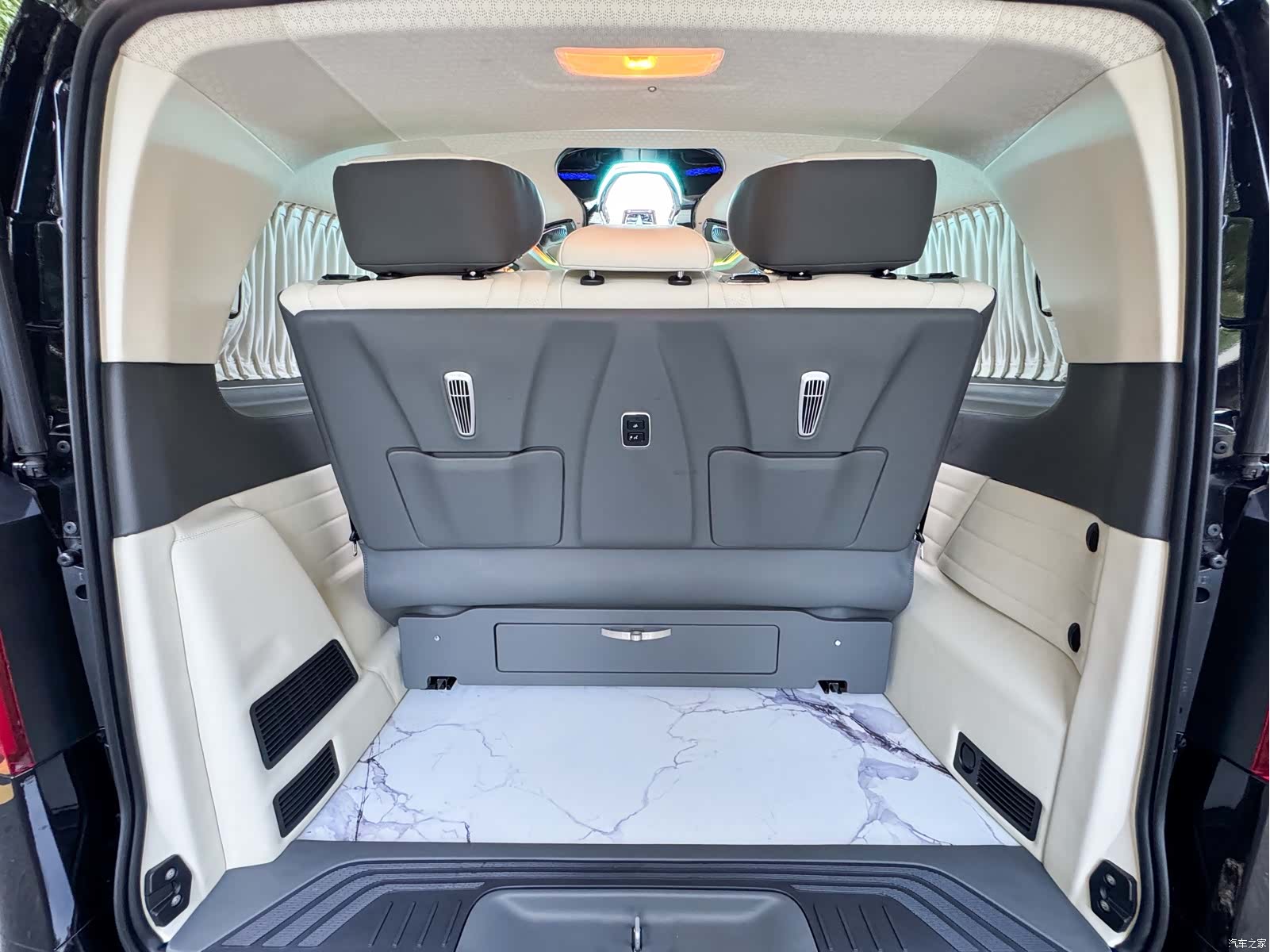 Mercedes-Benz 7, 2023 28