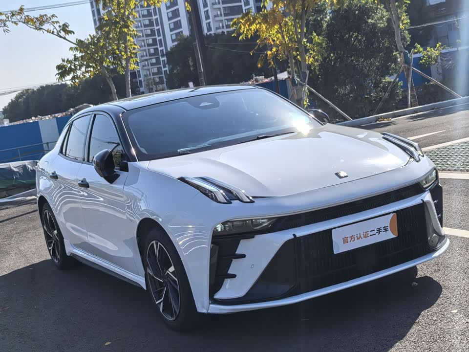 Lynk & Co 03