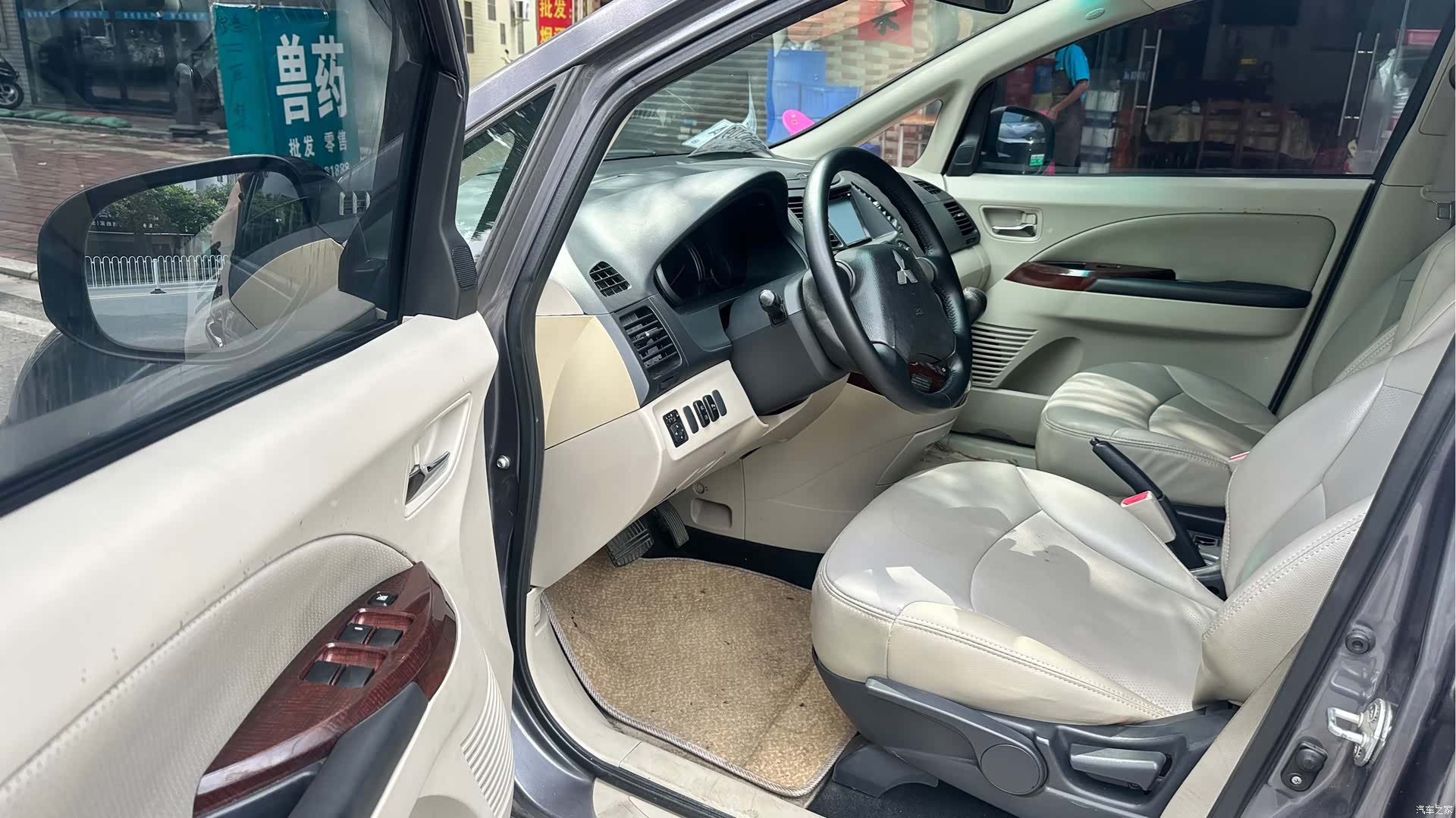 Mitsubishi 2.4, 2011 4