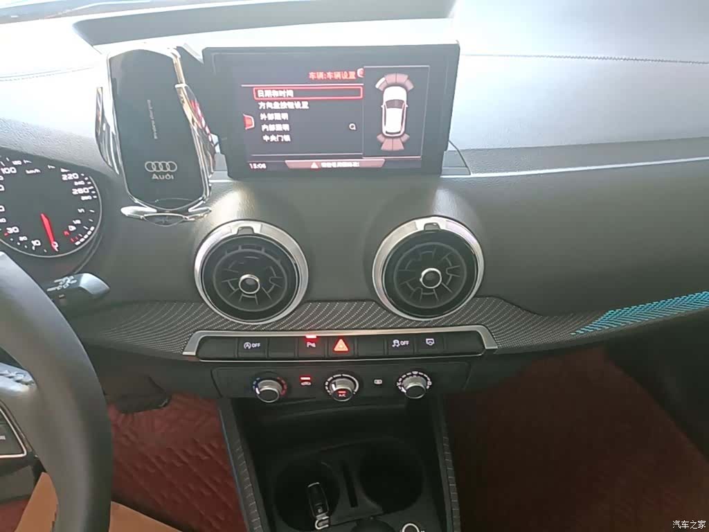 Audi Q2L, 2022 13