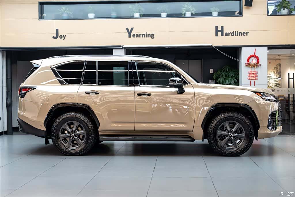 Lexus LX, 2025 3