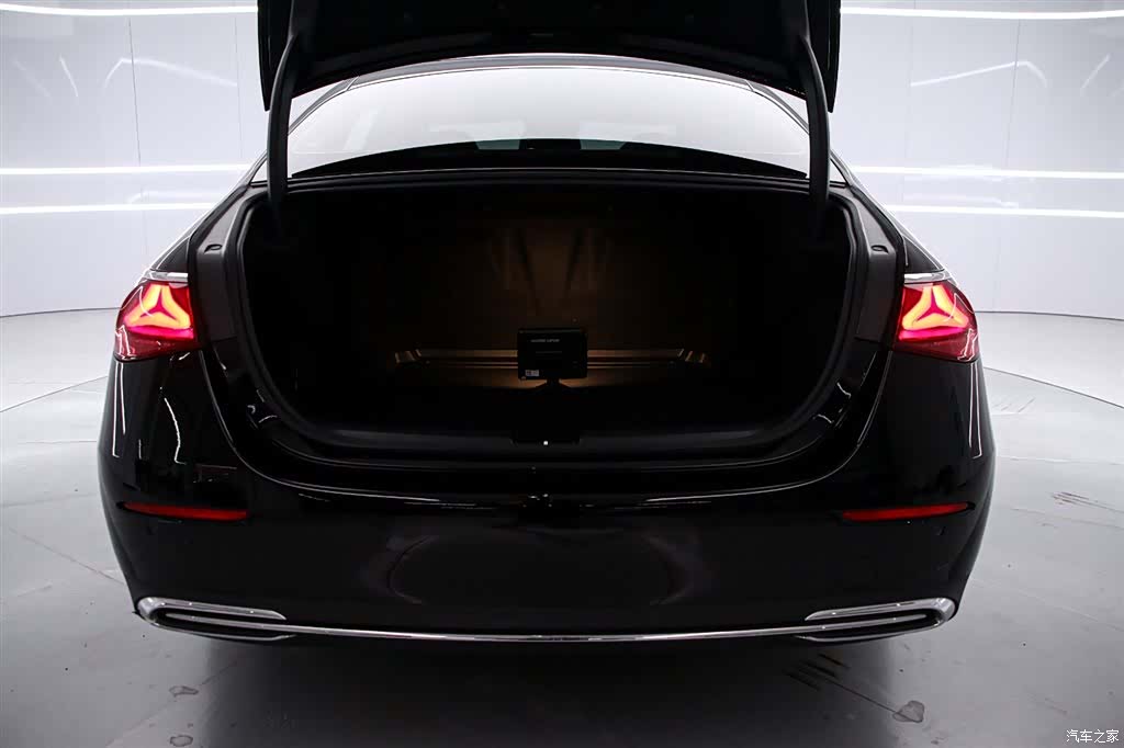 Mercedes-Benz E-Class, 2024 15