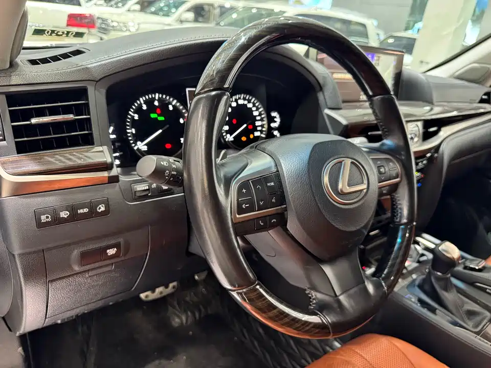 Lexus LX