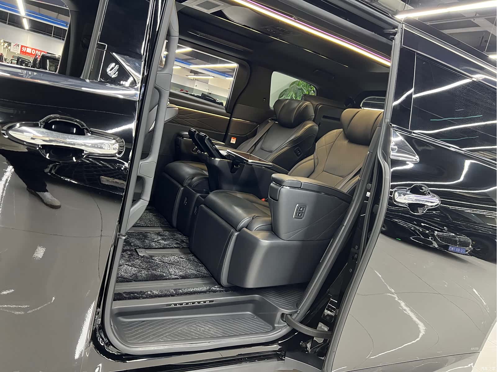 Toyota Alphard, 2024 11