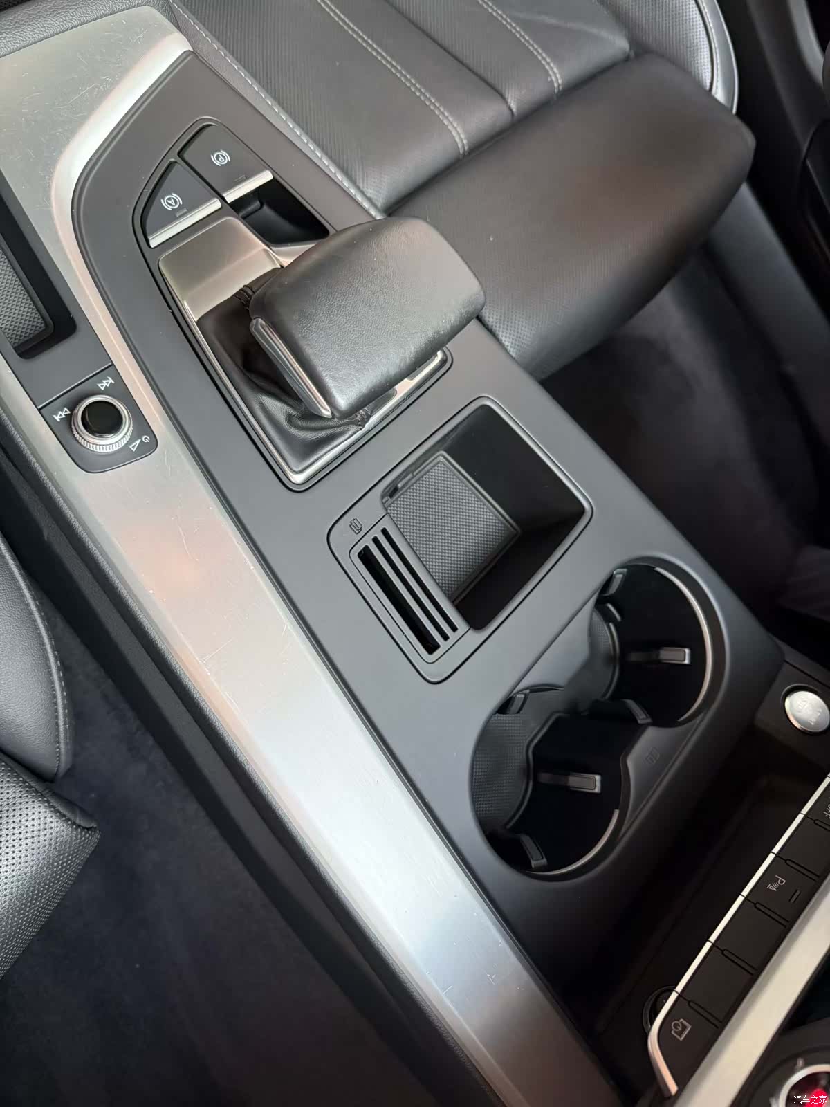 Audi A4L, 2022 все фото