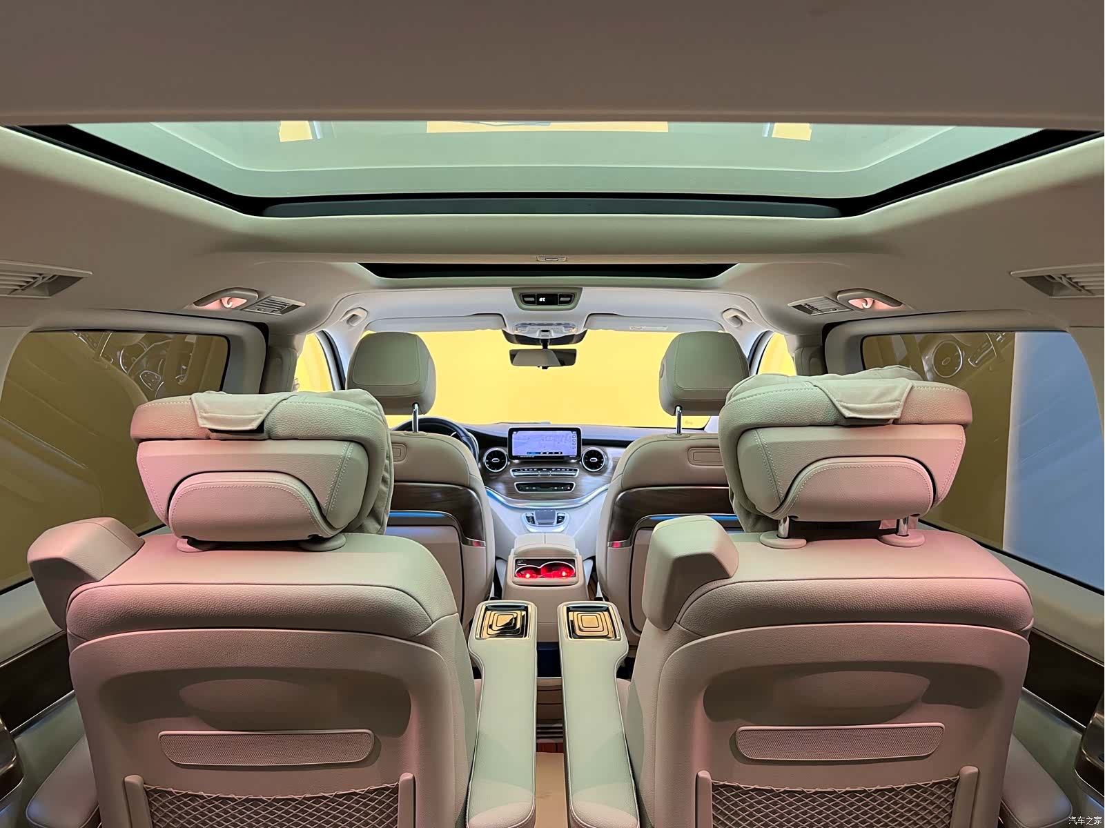 Mercedes-Benz V-Class, 2023 34