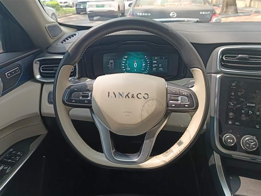 Lynk & Co 01