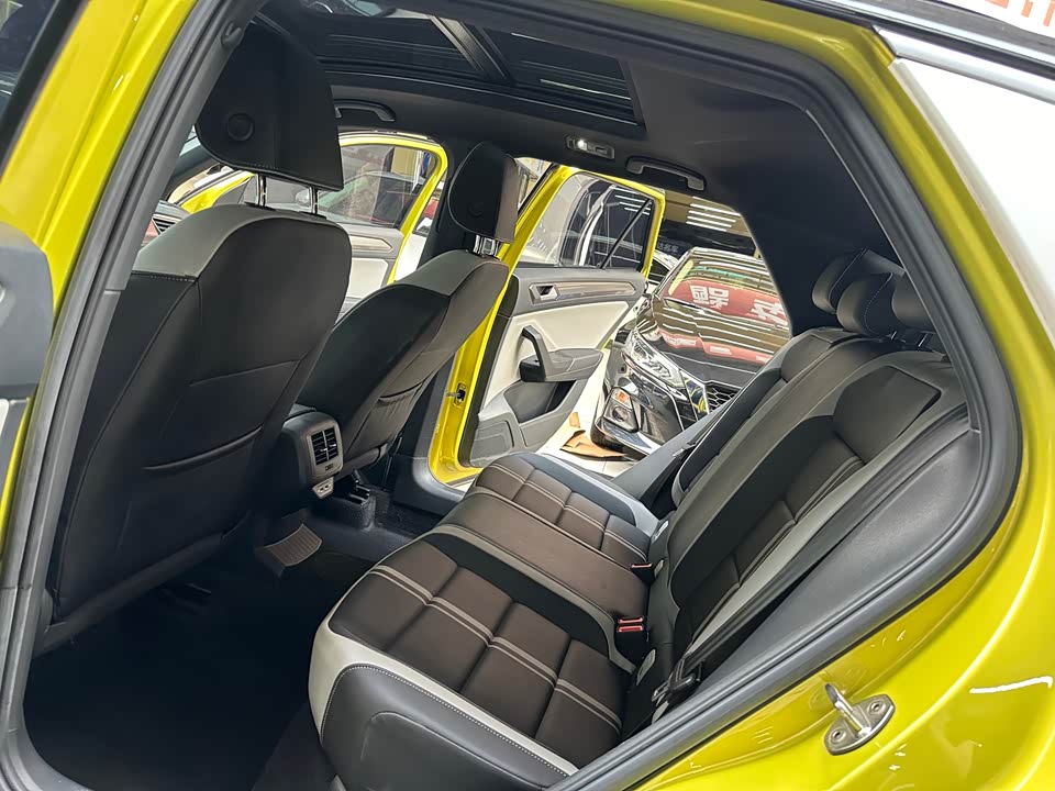 Volkswagen T-ROC exploring Songs