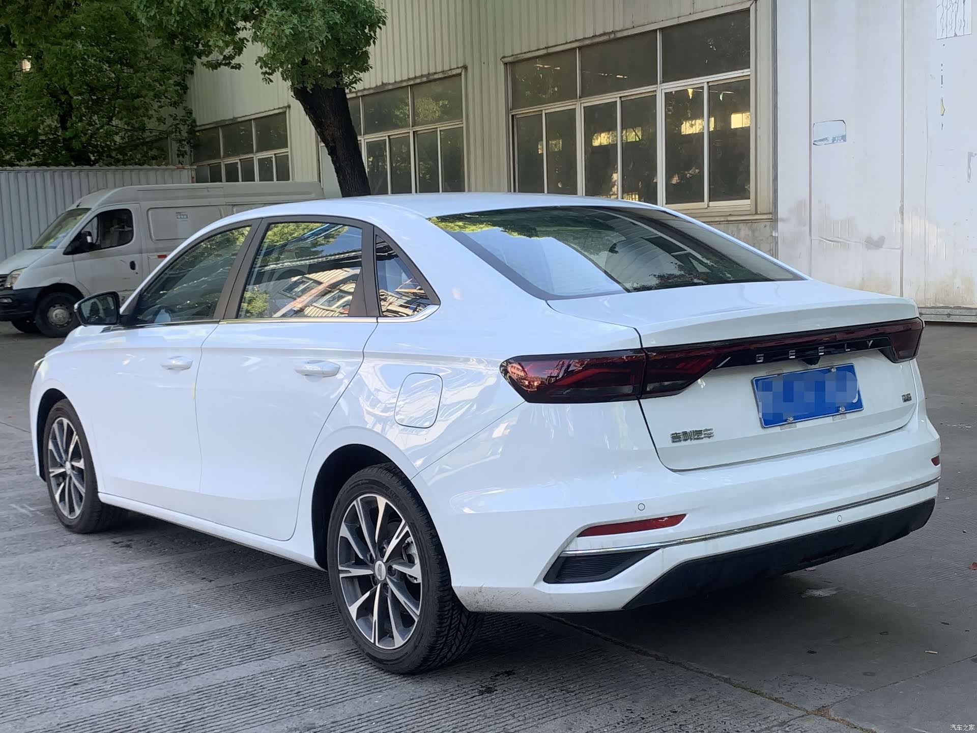 Geely Emgrand, 2025 13
