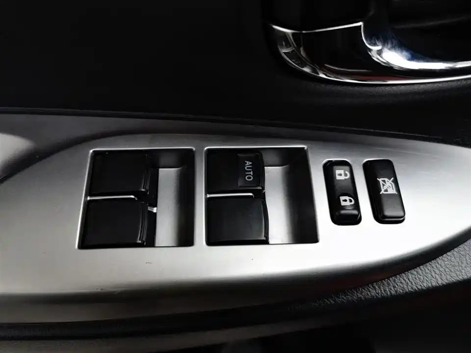 Toyota YARiS L to enjoy