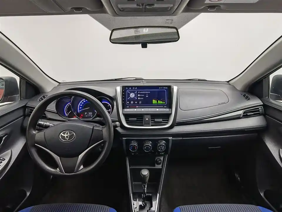 Toyota YARiS L to enjoy