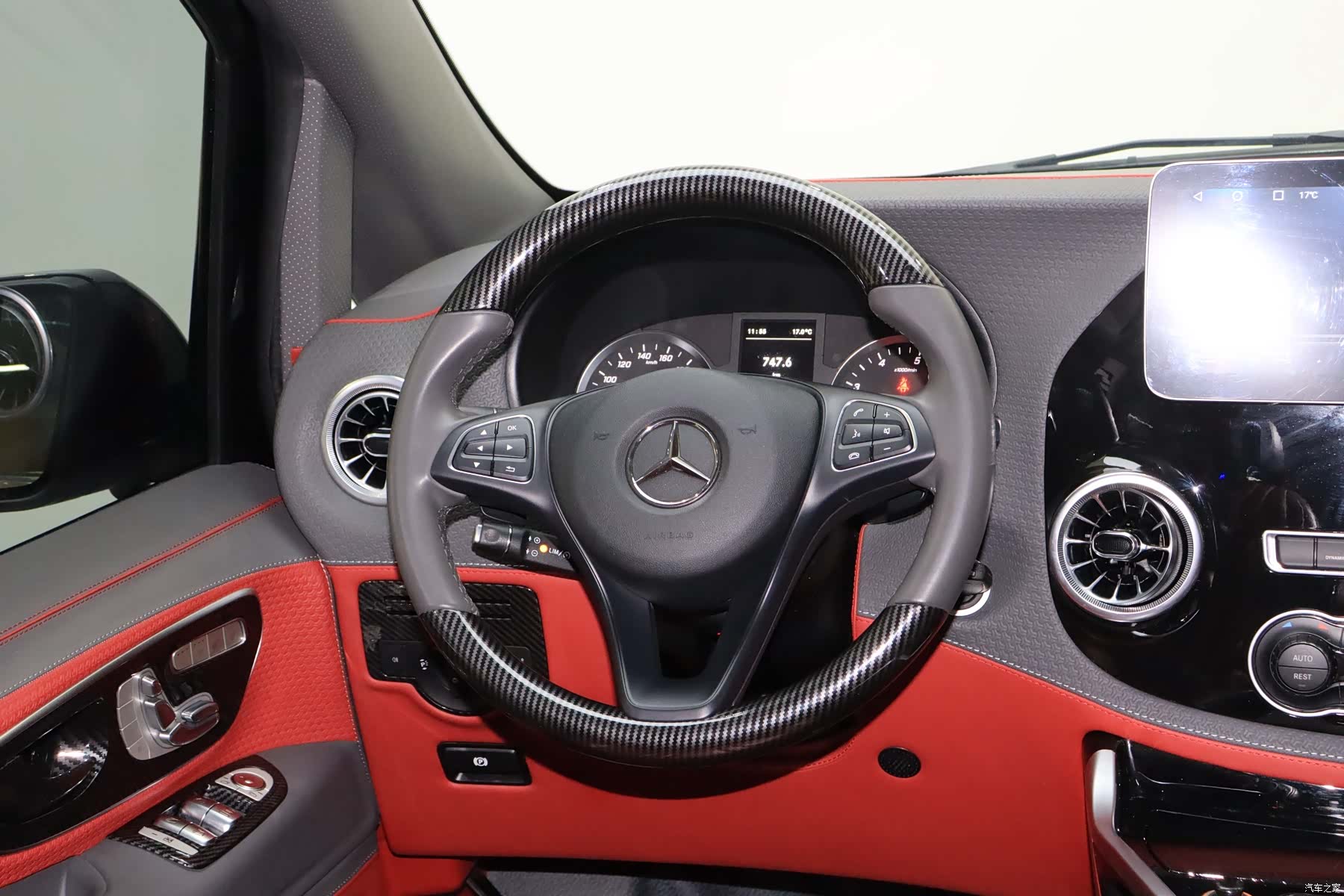 Mercedes-Benz 7, 2023 18