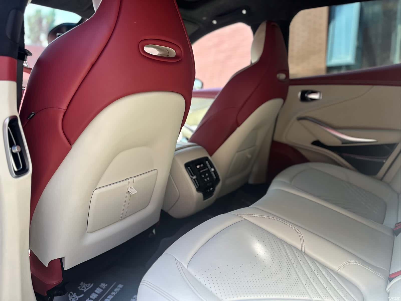 Aston Martin DBX, 2023 10