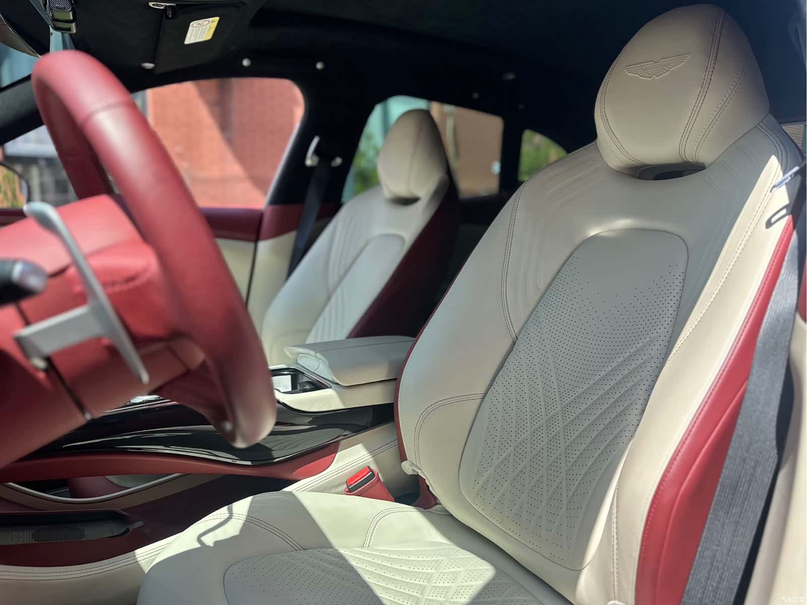 Aston Martin DBX, 2023 8