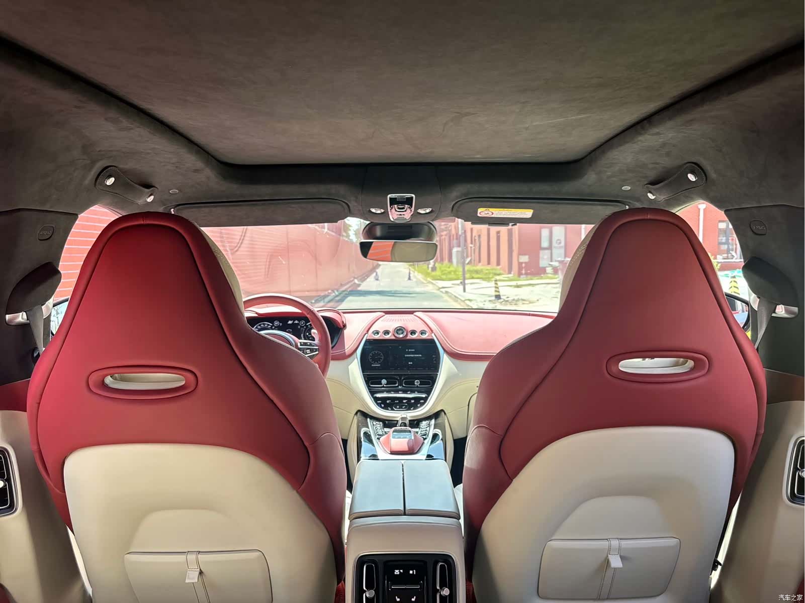 Aston Martin DBX, 2023 19