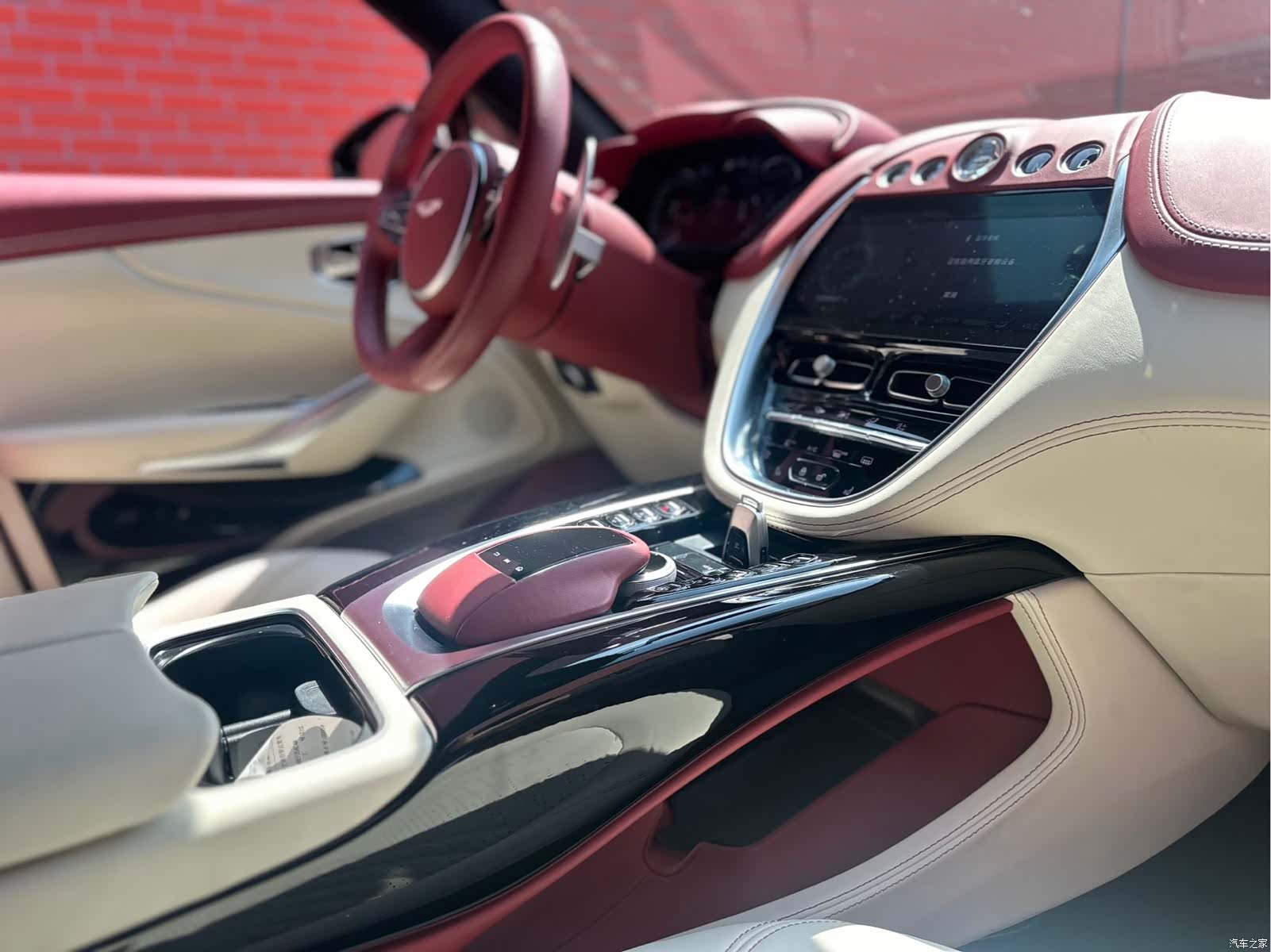 Aston Martin DBX, 2023 16