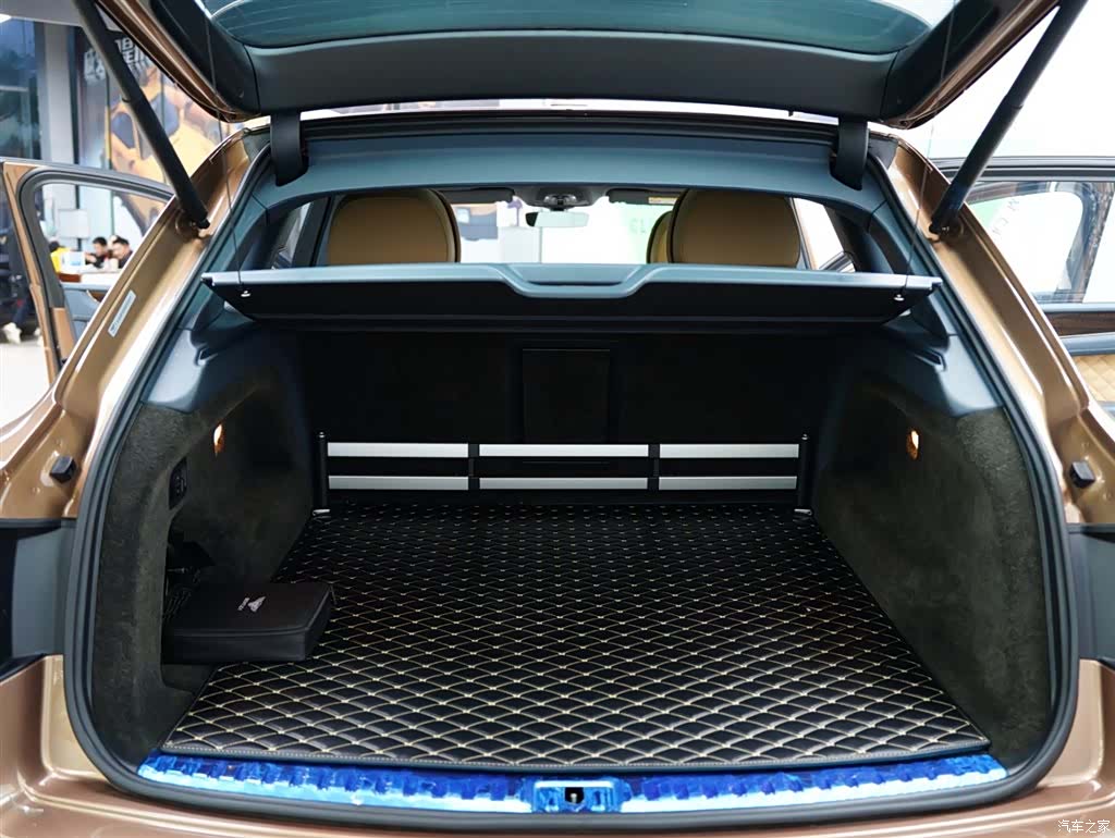 Bentley Bentayga, 2017 45