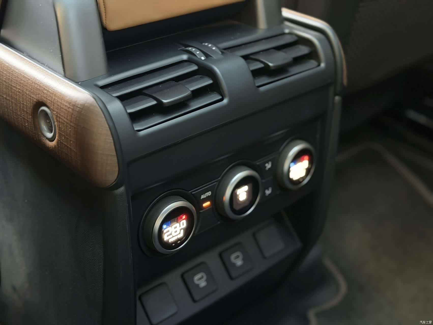 Land Rover Defender, 2024 16
