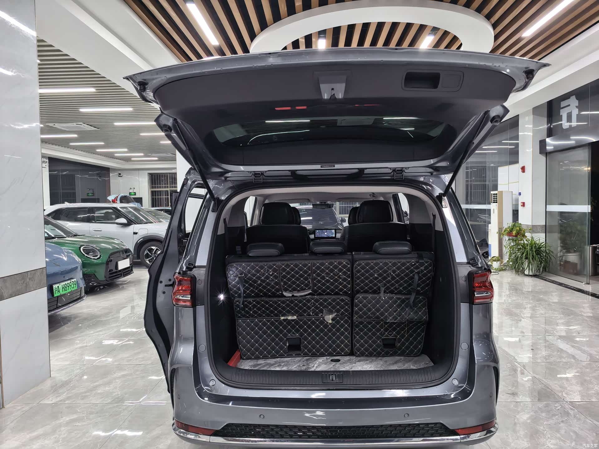 Roewe iMAX8, 2023 13