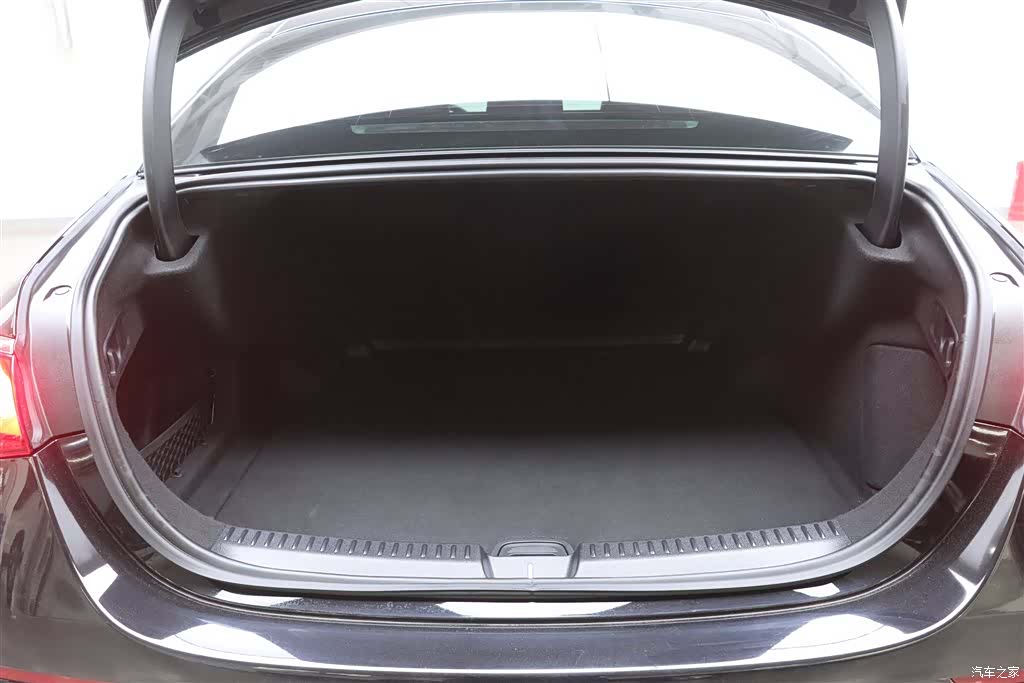 Mercedes-Benz E-Class, 2024 31