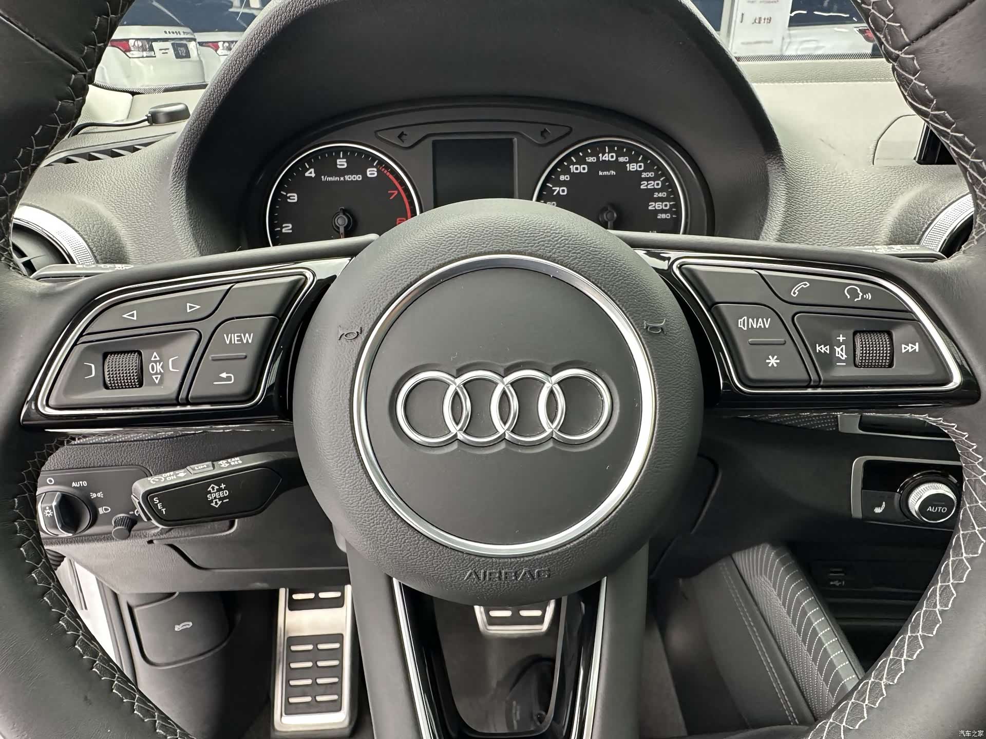 Audi Q2L, 2023 14