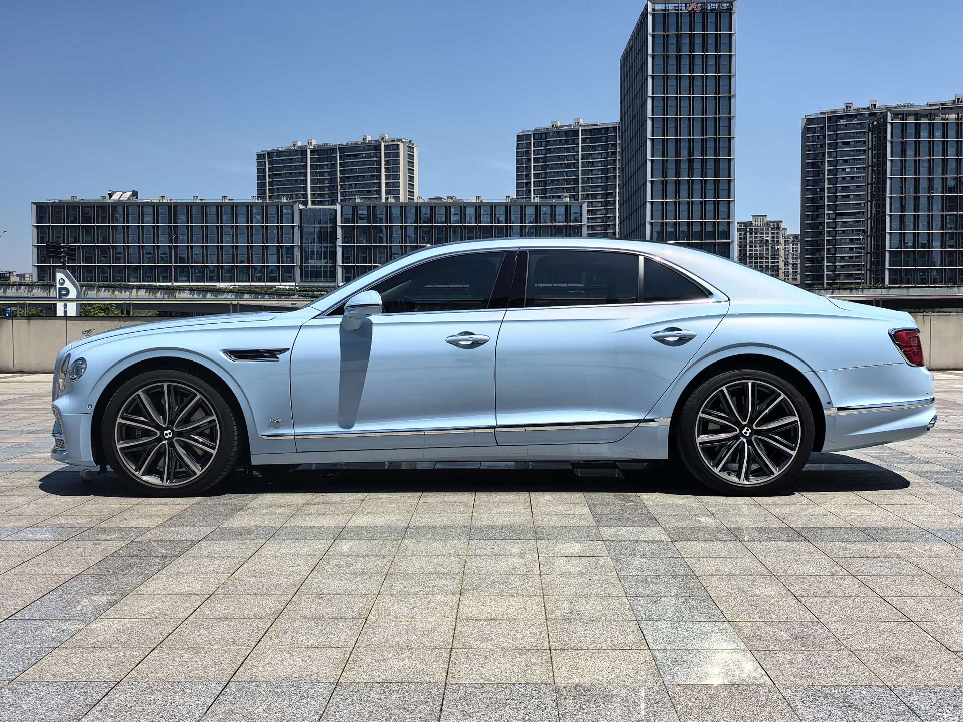 Bentley Flying Spur, 2023 7