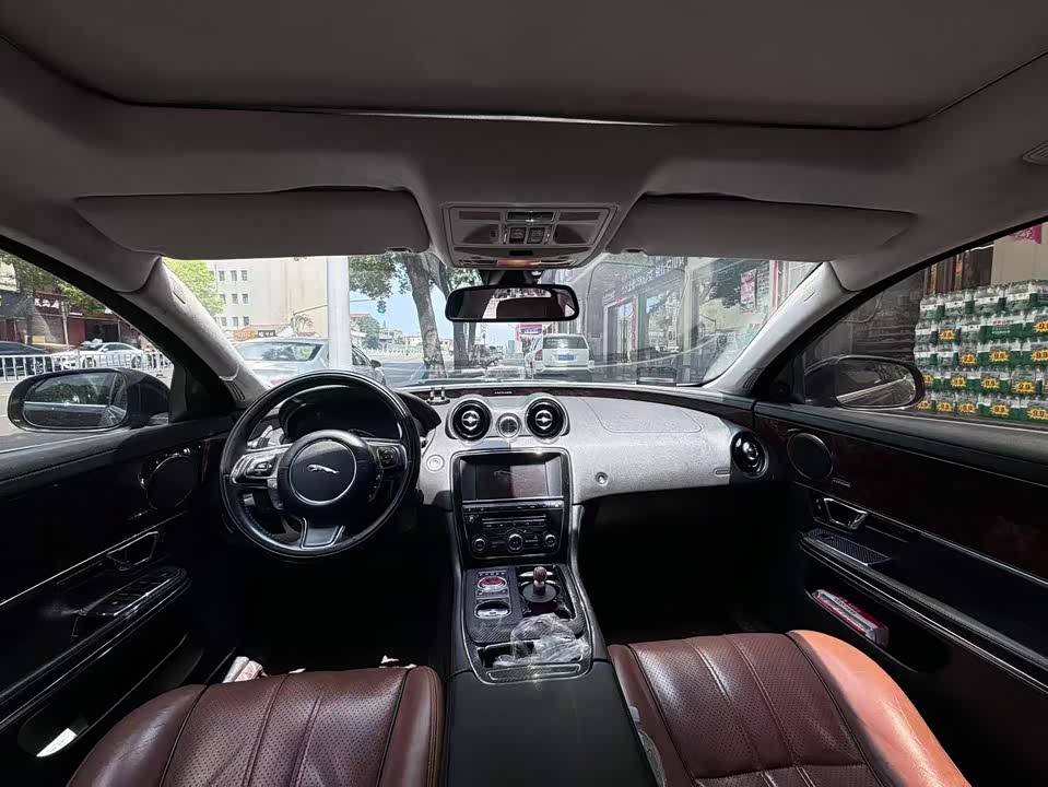 Jaguar XJ