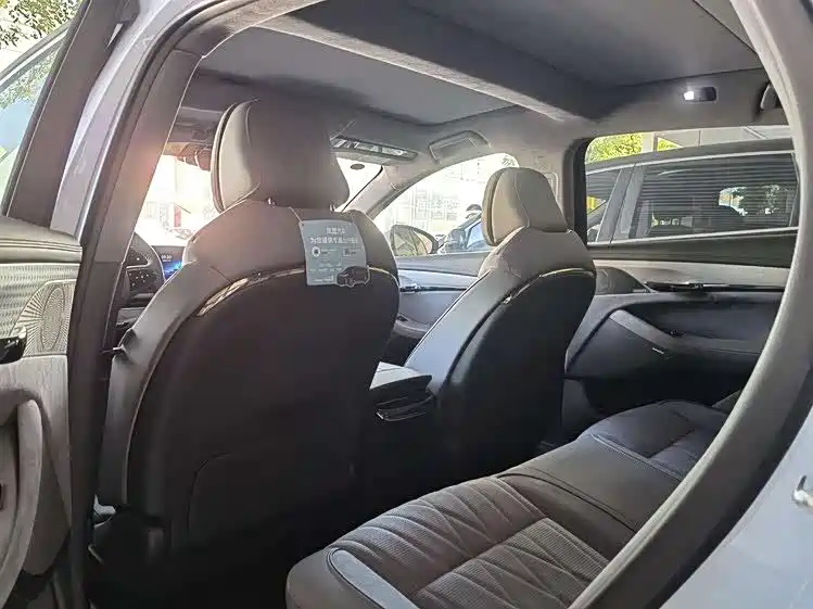 VOYAH Lantu chasing light