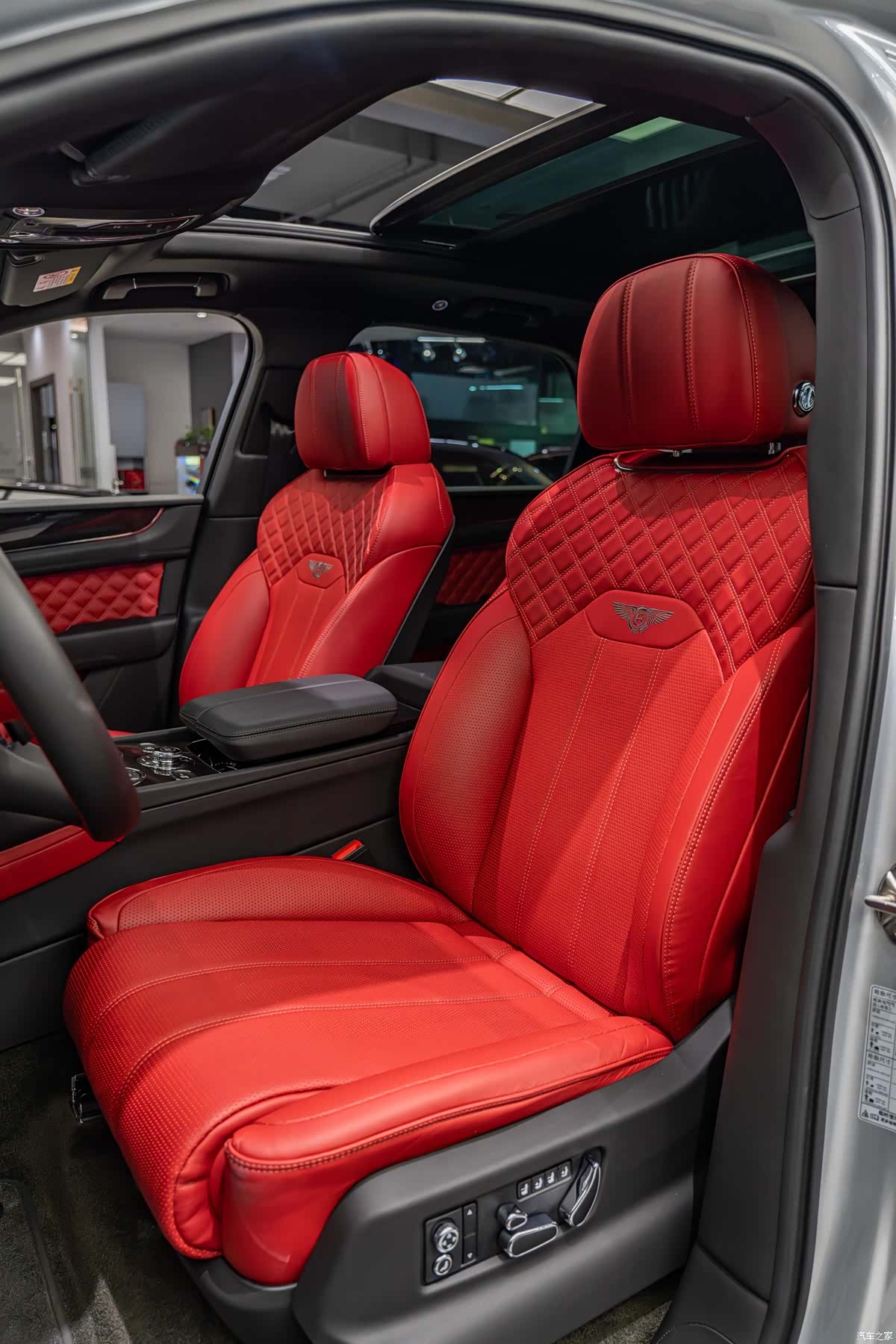 Bentley Bentayga, 2021 12