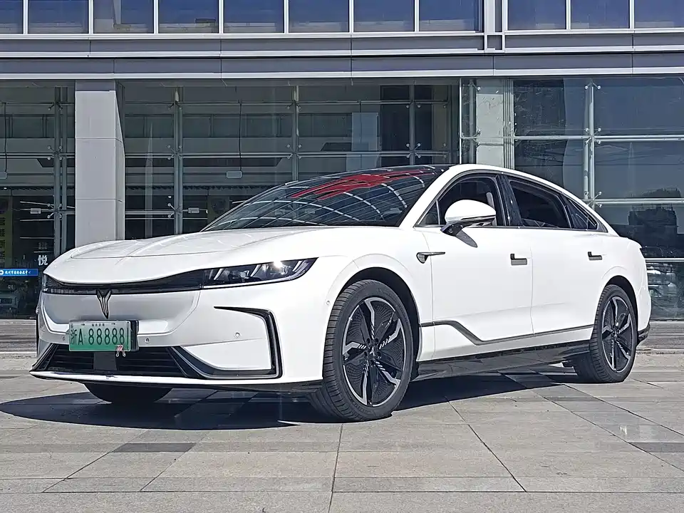 VOYAH Lantu chasing light