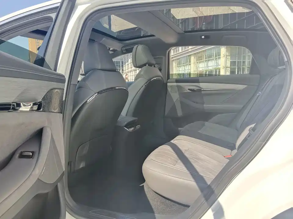 VOYAH Lantu chasing light