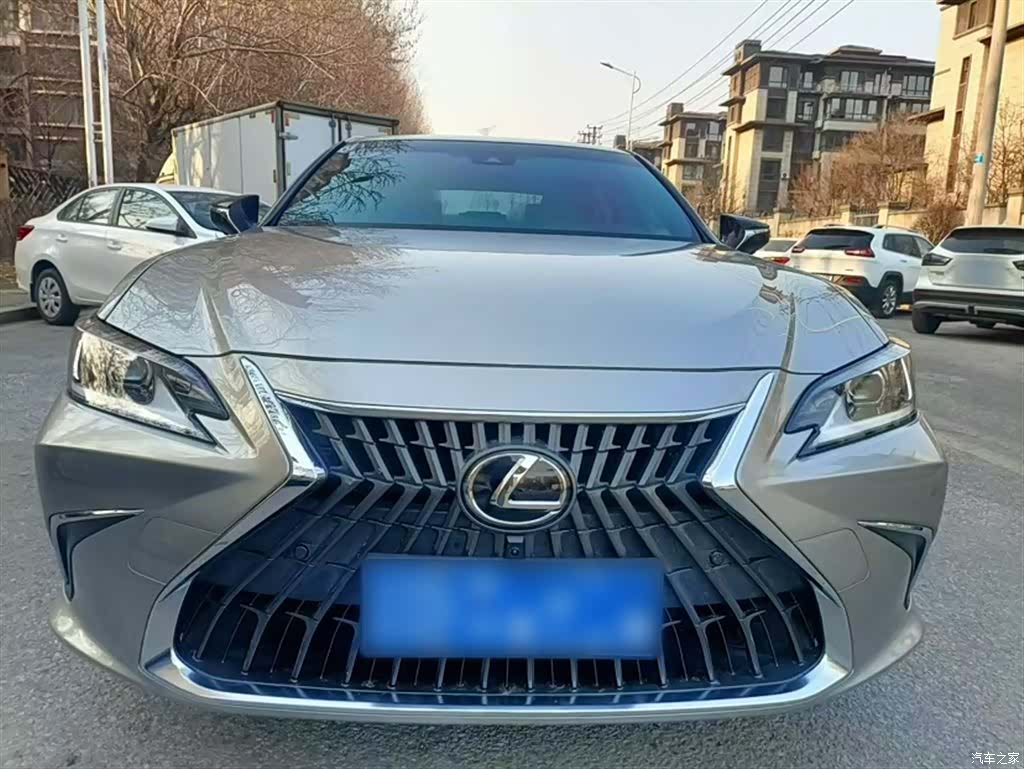 Lexus ES, 2022 все фото