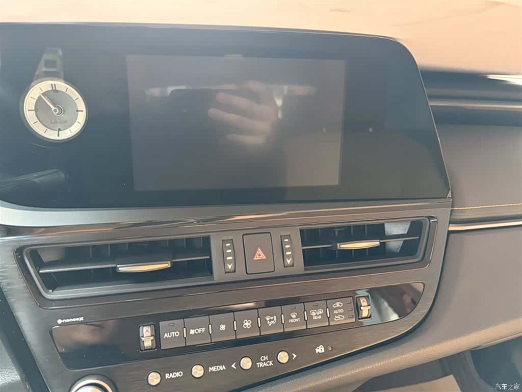 Lexus ES, 2022 15